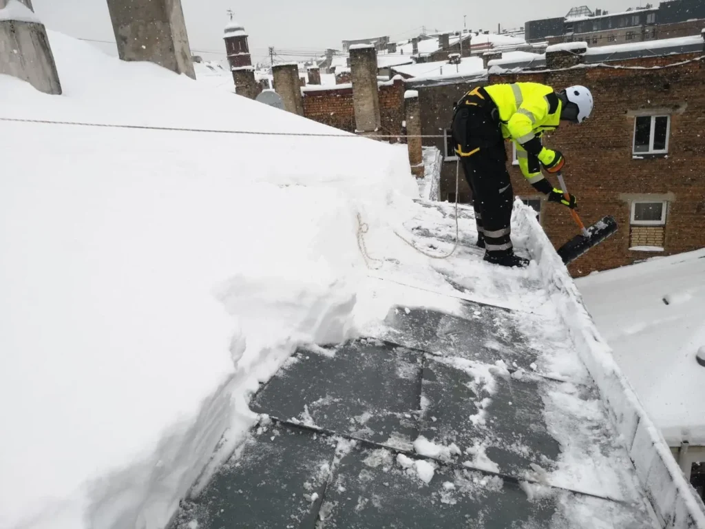 Jumtu tīrīšana no sniega un lāstekām