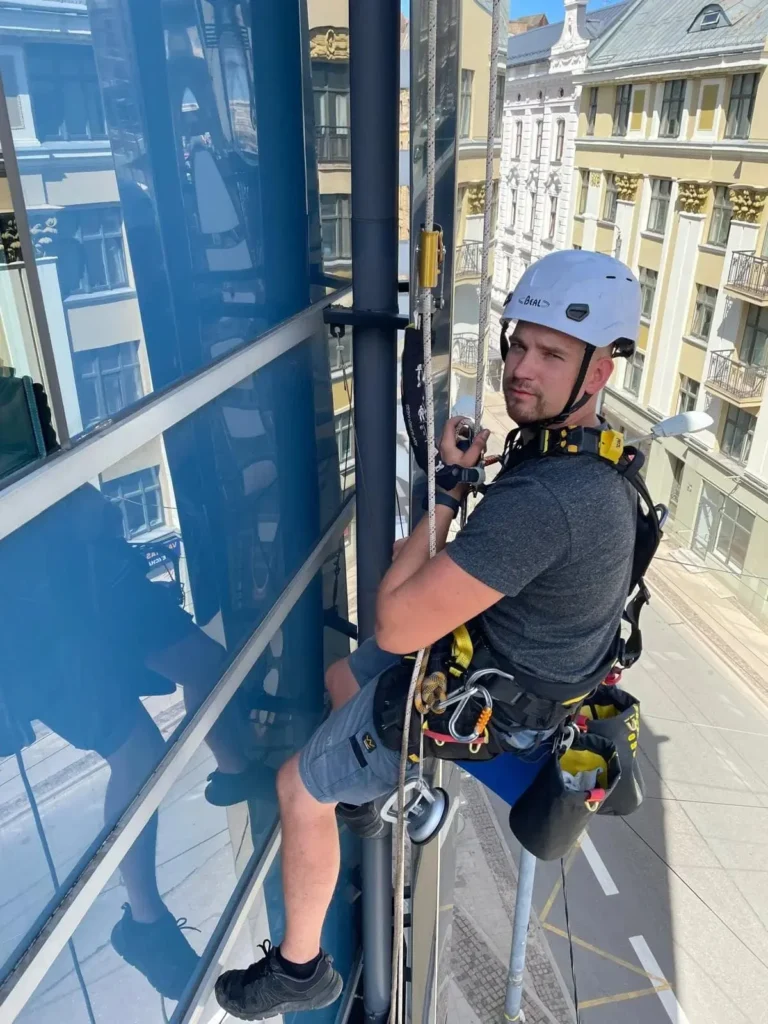 Citi darbi augstumā